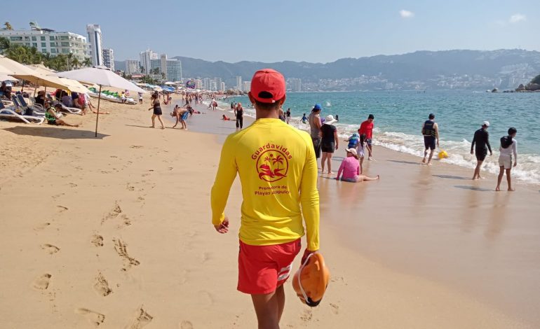 Refuerzan vigilancia acuática durante el Operativo Invierno 2025 en playas de Guerrero