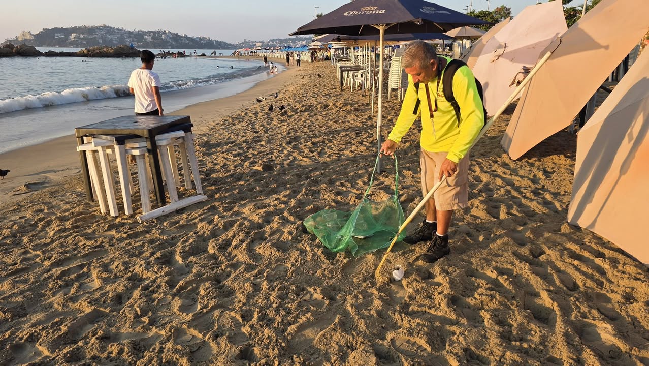 Refuerzan labores de limpieza en playas de Acapulco tras festejos de Nochebuena
