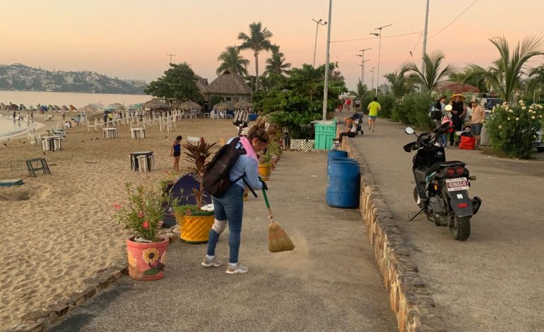 E. Salgado instruye a Promotora de Playas labores de limpieza en Parque de la Reina, Acapulco
