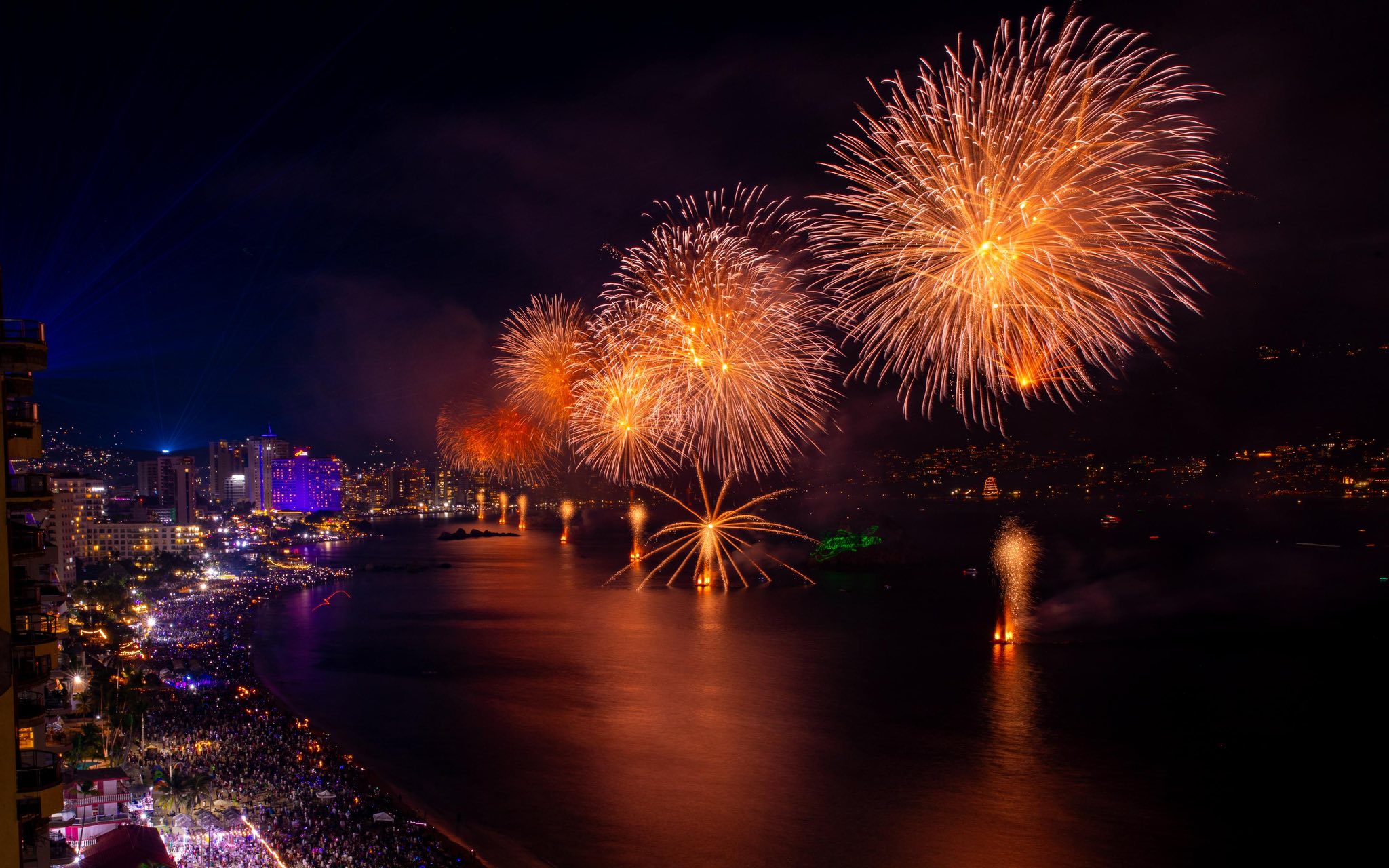 E. Salgado comparte fotos de la Gala de Pirotecnia en bahía de Santa Lucía, Acapulco