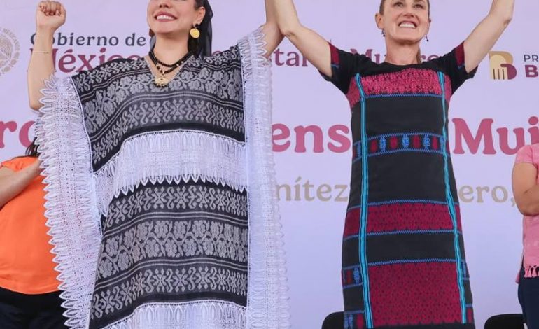 E. Salgado comparte fotos de la entrega del programa Pensión Mujeres Bienestar en C. de Benítez