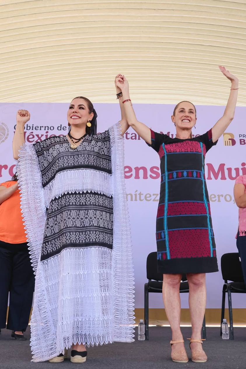 E. Salgado comparte fotos de la entrega del programa Pensión Mujeres Bienestar en C. de Benítez