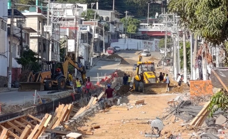 Cierran tramo de la avenida Ejido por trabajos y provocan caos vial en Acapulco