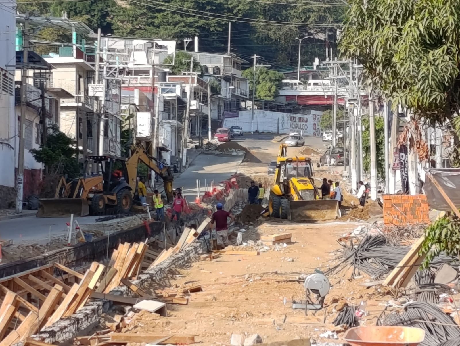 Cierran tramo de la avenida Ejido por trabajos y provocan caos vial en Acapulco