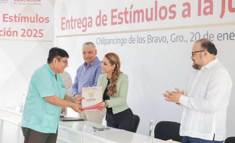 E. Salgado comparte carrusel de la entrega de Estímulos a la Jubilación 2025 en Chilpancingo