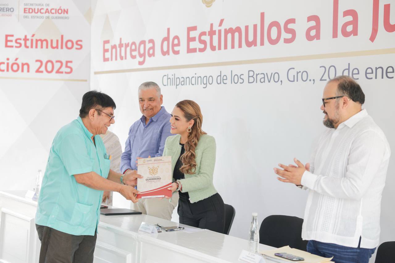 E. Salgado comparte carrusel de la entrega de Estímulos a la Jubilación 2025 en Chilpancingo
