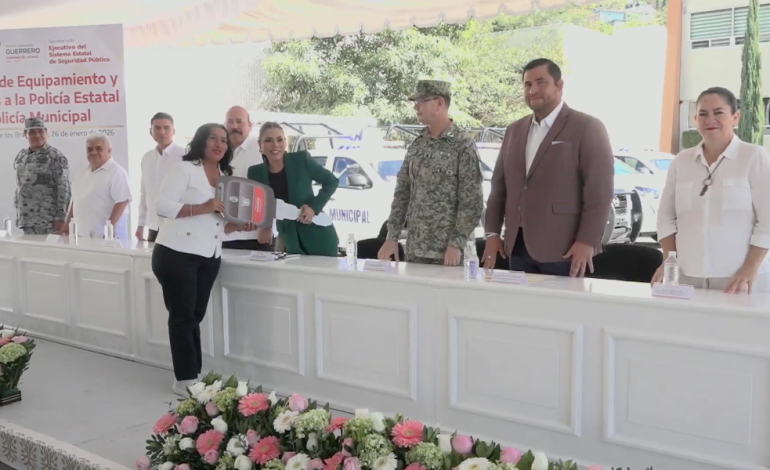 E. Salgado entrega equipamiento y patrullas a la Policía Estatal y Municipal