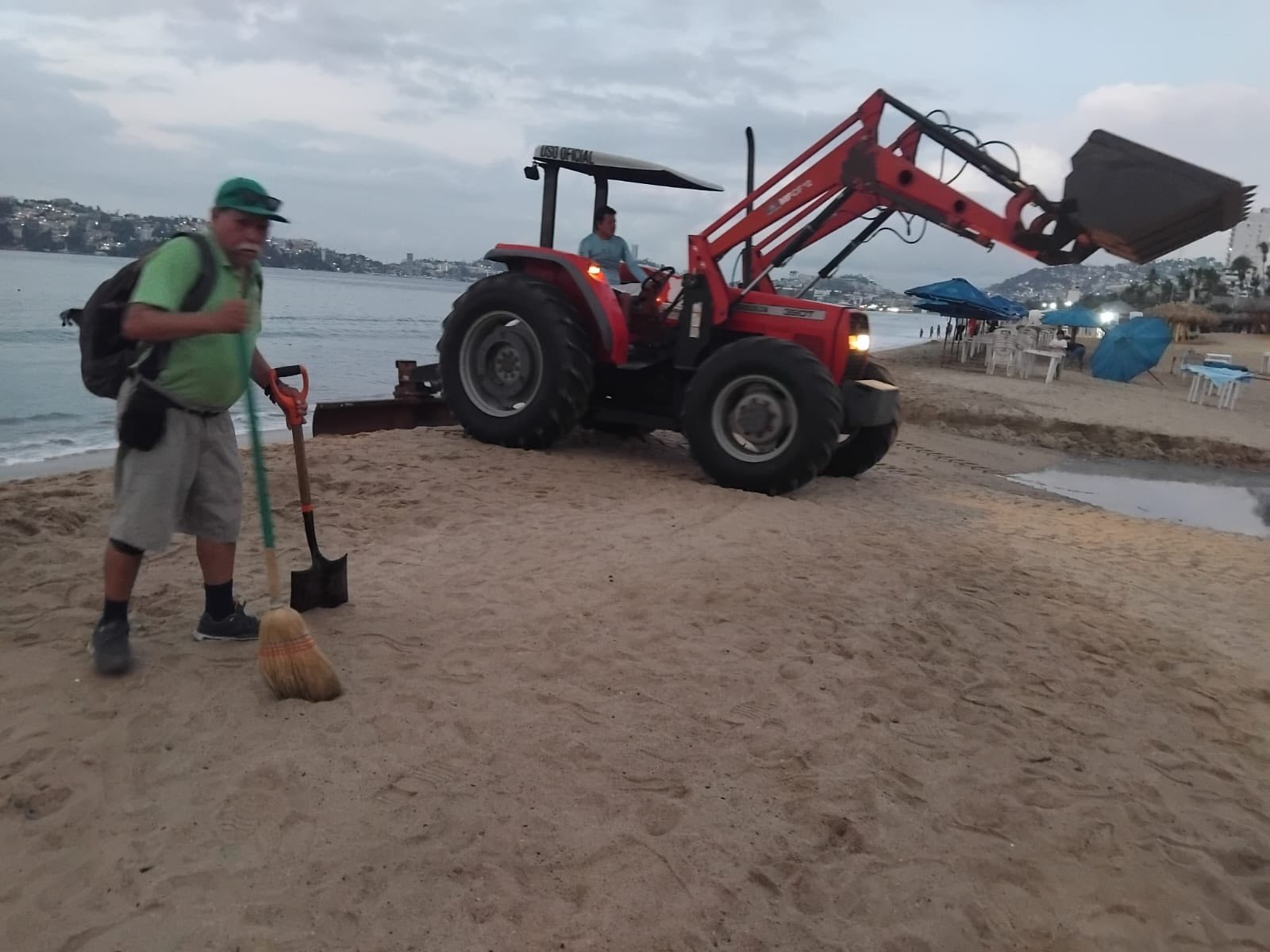 Refuerzan limpieza y vigilancia en playas de Acapulco durante fin de semana largo