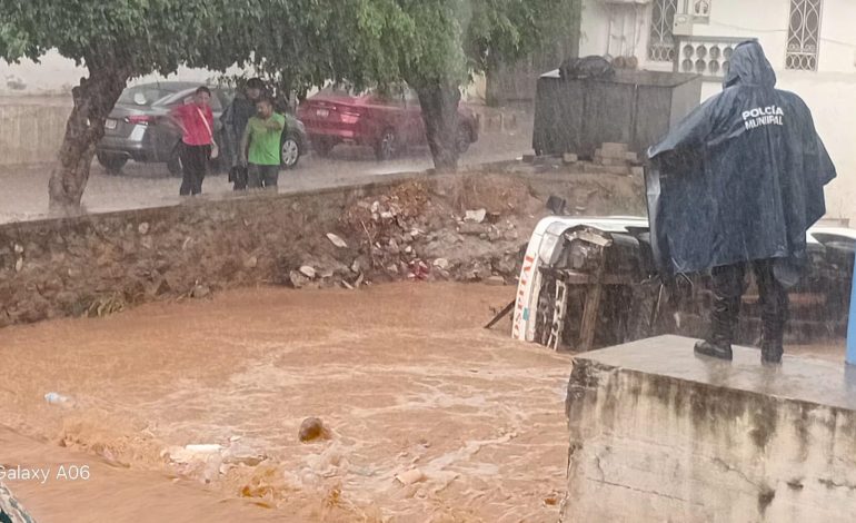 E. Salgado instruye a Policía Estatal para apoyar a familias afectadas por lluvias en Ometepec
