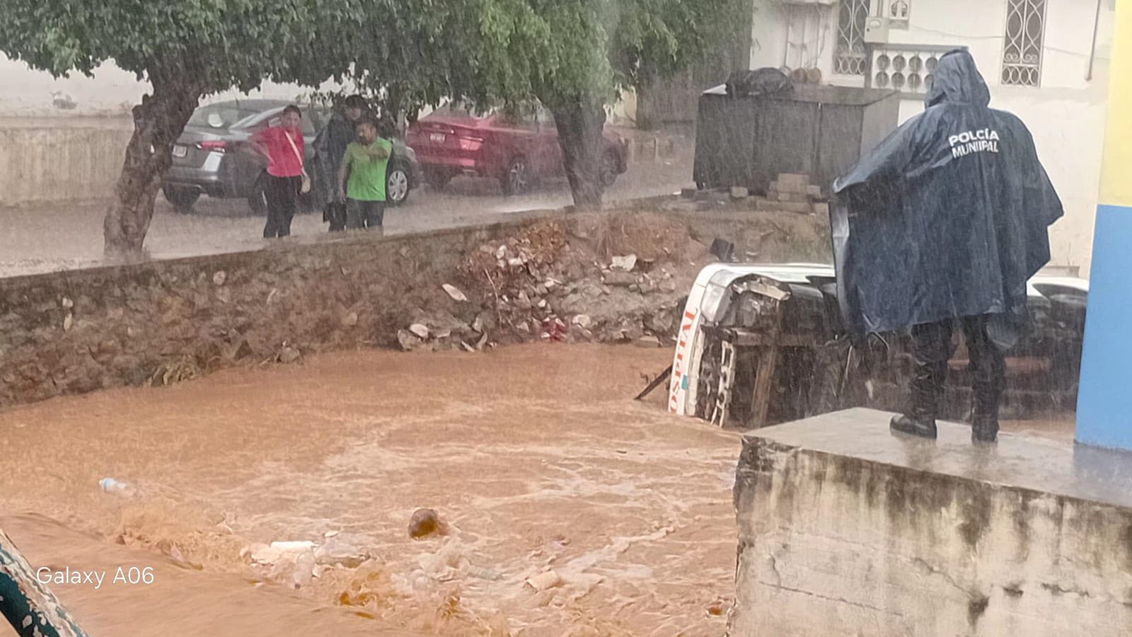E. Salgado instruye a Policía Estatal para apoyar a familias afectadas por lluvias en Ometepec