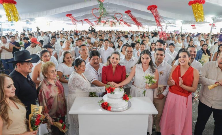 Mil 220 parejas formalizan su unión en bodas civiles colectivas en Guerrero