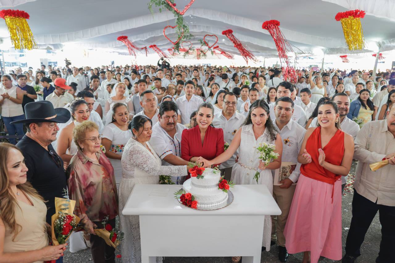Mil 220 parejas formalizan su unión en bodas civiles colectivas en Guerrero