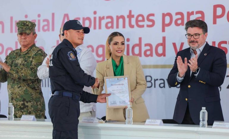 E. Salgado comparte fotos de la clausura de formación para Policía de Seguridad y Penitenciaria