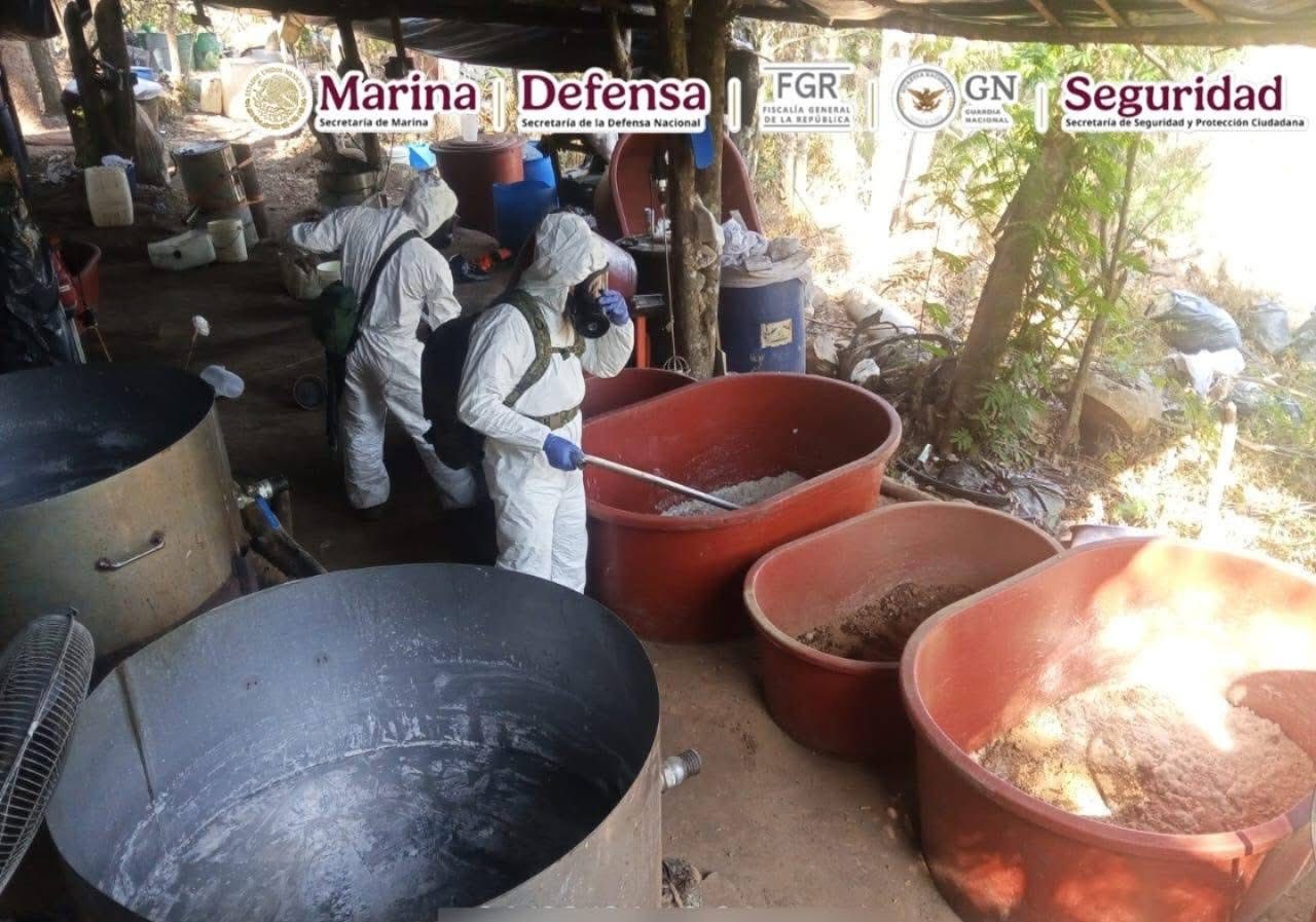 Desmantelan laboratorio clandestino y aseguran 300 kilos de metanfetamina en la sierra de Tecpan