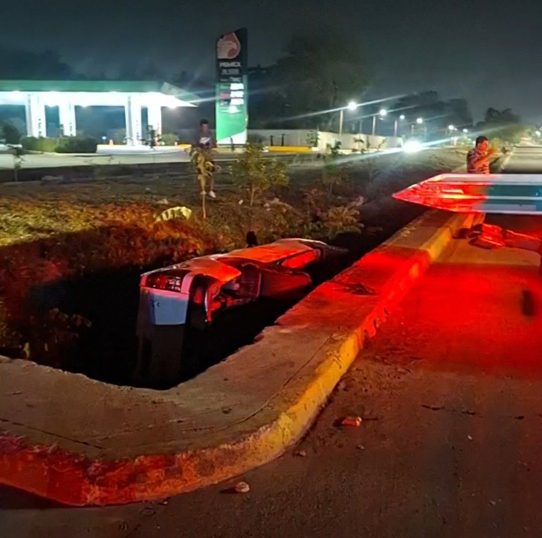 Camioneta cae a dren pluvial en Tapachula; ocupantes huyen del lugar