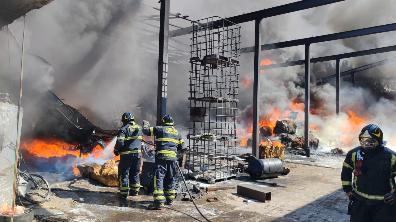 Voraz incendio en Iztapalapa genera alarma y despliegue de bomberos