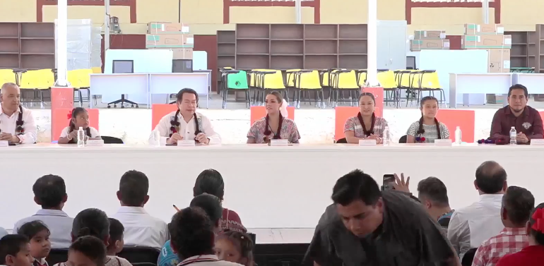 Evelyn Salgado entrega apoyos educativos en escuelas vulnerables de la Costa Chica