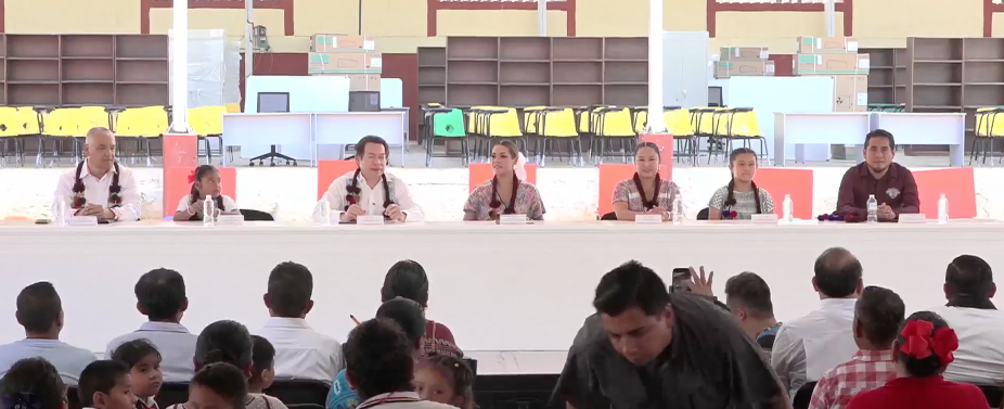 Evelyn Salgado entrega apoyos educativos en escuelas vulnerables de la Costa Chica