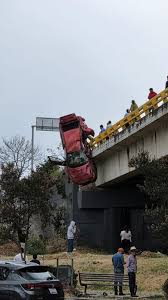 Automóvil queda colgando de un puente tras accidente en Puebla
