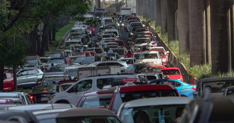 Un Viernes Santo de tráfico de locos y temblores
